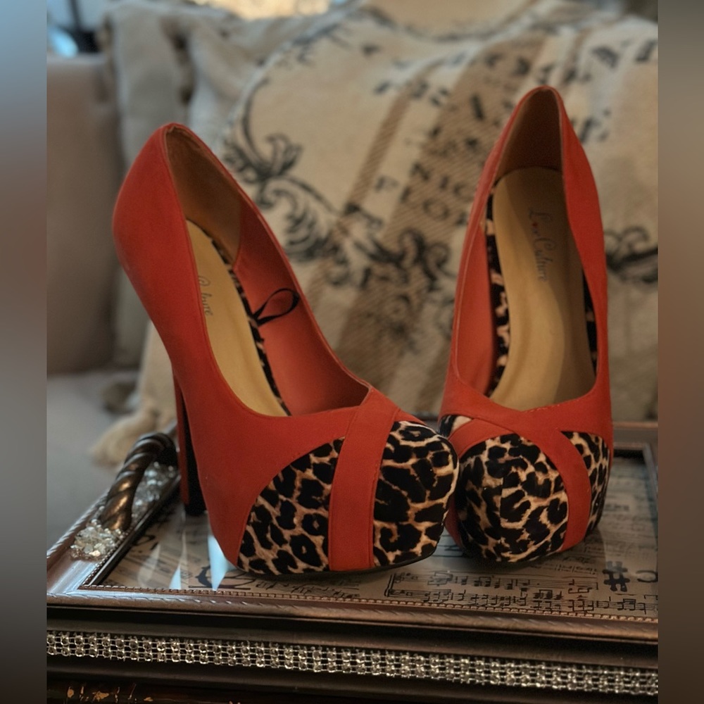 Gently Used LOVE CULTURE 5.5 Pumps